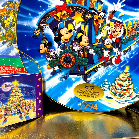 DISNEY STORE NWT VTG 1994 CHRISTMAS IT’S A SMALL WORLD COMMEMORATIVE PLATE JAPAN - Picture 6 of 16